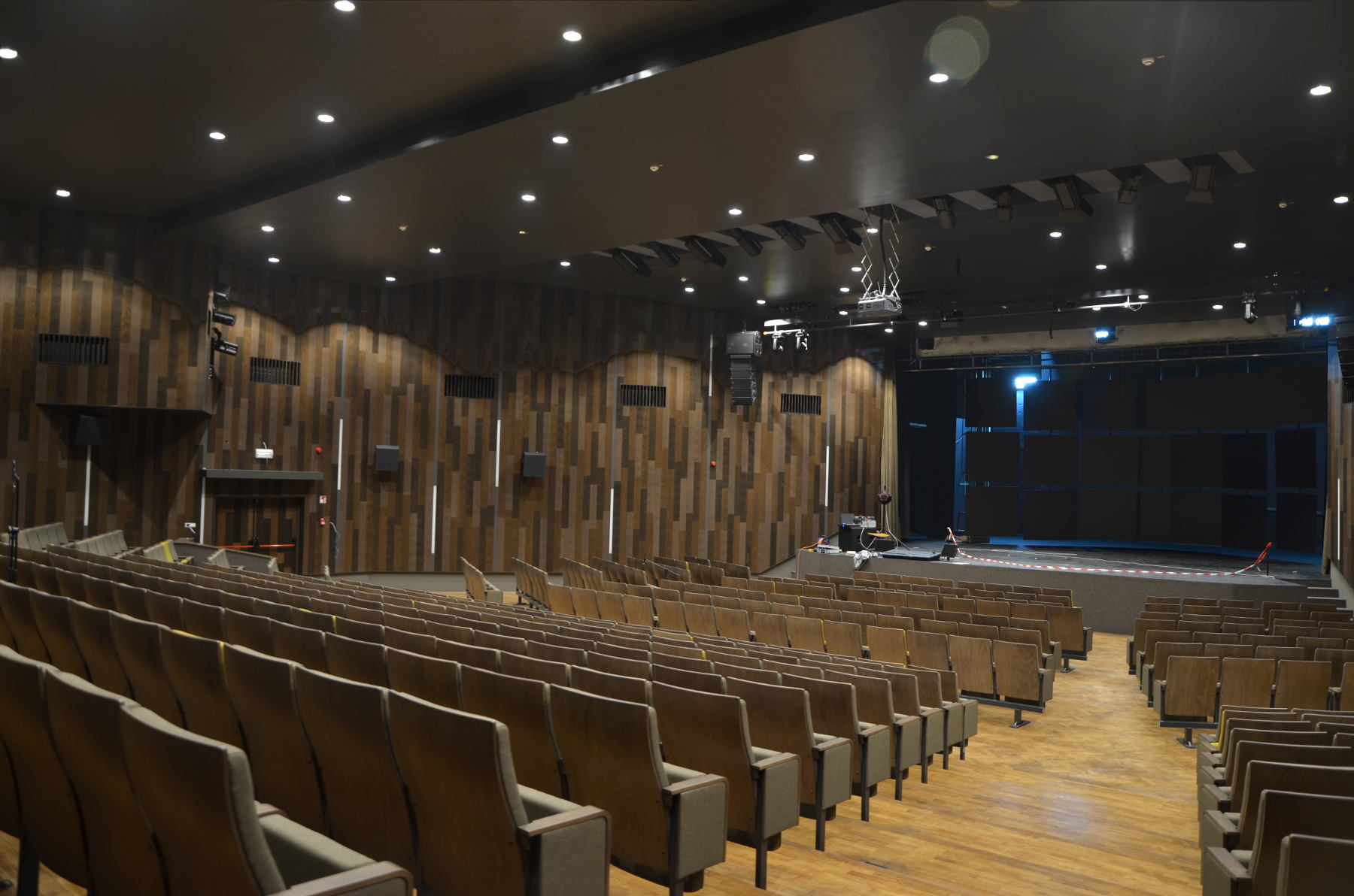 VEČNAMENSKE DVORANE, KULTURNI DOMOVI, PRIREDITVENI PROSTORI